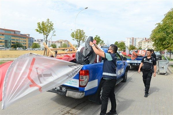 Nil&uuml;fer Belediyesi, kaldırım işgalleriyle m&uuml;cadelesini s&uuml;rd&uuml;r&uuml;yor. Bu doğrultuda zabıta ekipleri,