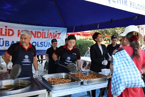 Aydın Büyükşehir Belediyesi, Mevlid Kandili dolayısıyla lokma dağıttı.