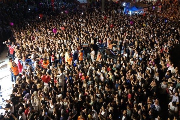Sanat&ccedil;ı Buray&rsquo;ın sahne aldığı gecede vatandaşlar şarkılara hep bir ağızdan
