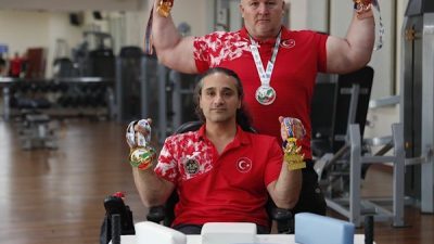 Bağcılar Belediyesi Engelliler Spor Kul&uuml;b&uuml; sporcuları Akın Demir ve Erkan
