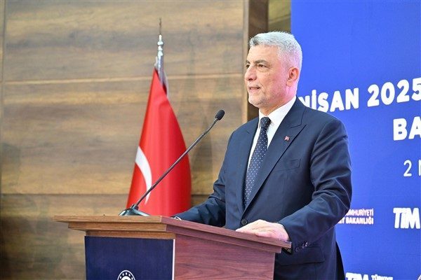 Ticaret Bakanı Bolat, Rize programı kapsamında cuma namazını eda ettikten