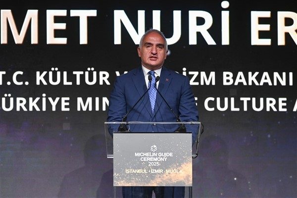 Bakan Ersoy, festivalin ilk g&uuml;n&uuml;nde olduk&ccedil;a yoğun bir k&uuml;lt&uuml;r ve