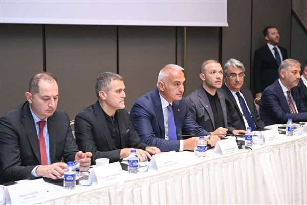 Toplantıda İstanbul&rsquo;un k&uuml;lt&uuml;r-sanat ve turizm vizyonuna dair değerlendirmeler yapılırken, kentin