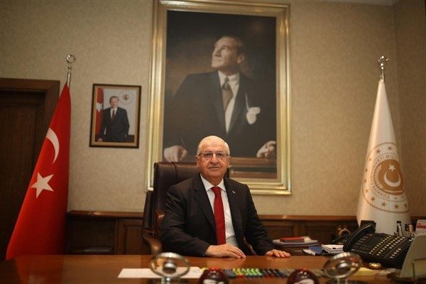 Bakanlıktan yapılan a&ccedil;ıklamaya g&ouml;re,&nbsp;Milli Savunma Bakanı Yaşar G&uuml;ler, resmi temaslarda