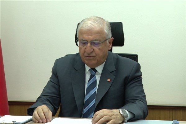 Milli Savunma Bakanı G&uuml;ler, beraberinde Genelkurmay Başkanı Orgeneral Sel&ccedil;uk Bayraktaroğlu,