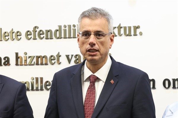 Ziyaret kapsamında b&ouml;lgedeki fabrikalarda y&uuml;r&uuml;t&uuml;len iş s&uuml;re&ccedil;leri yerinde incelendi. Ayrıca