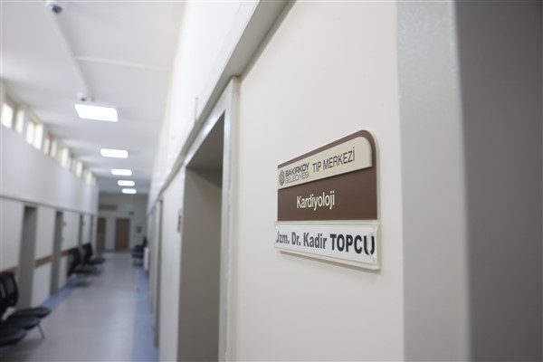 Merkezde g&ouml;reve başlayan uzman kardiyoloji doktoru eşliğinde g&uuml;nl&uuml;k muayeneler, takipler