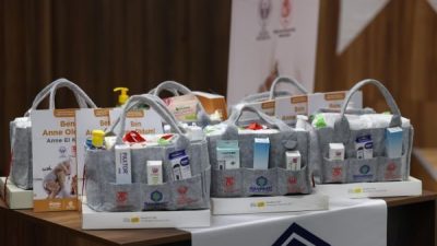 İl&ccedil;ede yeni doğum yapan annelere ziyarette bulunan Bakırk&ouml;y Belediye Başkanı