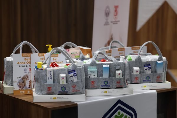 İl&ccedil;ede yeni doğum yapan annelere ziyarette bulunan Bakırk&ouml;y Belediye Başkanı