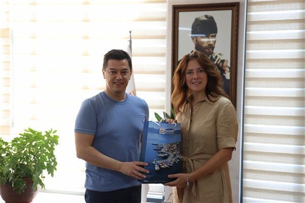 Bale sanat&ccedil;ısı Natalia Kremen, Marmaris Belediye Başkanı Acar &Uuml;nl&uuml;&rsquo;y&uuml; makamında