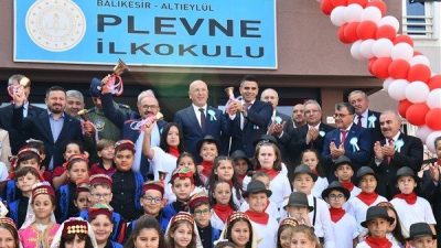 Saygı duruşunda bulunulması ve ardından İstiklal Marşı&rsquo;nın okunmasıyla başlayan programda