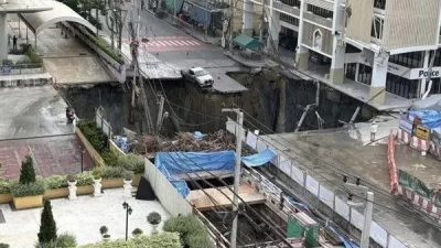 &Ccedil;arşamba sabahı Vajira Hastanesi &ouml;n&uuml;ndeki Samsen Yolu'nun bir b&ouml;l&uuml;m&uuml; &ccedil;&ouml;kerek