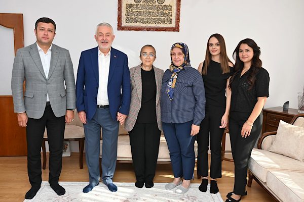 Isparta Belediye Başkanı Ş&uuml;kr&uuml; Başdeğirmen ve eşi Şadiye Başdeğirmen, T&uuml;rkiye