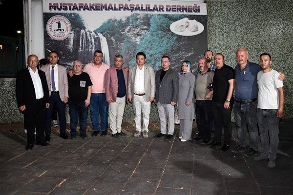 Mustafakemalpaşalılar Derneği binasında ger&ccedil;ekleşen ziyarette Başkan Aydın, dernek &uuml;yeleriyle sohbet