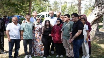 Piknikte belediye tarafından hazırlanan ikramlar paylaşıldı, şarkılar s&ouml;ylendi, danslar edildi.