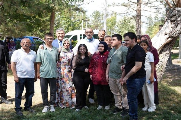 Piknikte belediye tarafından hazırlanan ikramlar paylaşıldı, şarkılar s&ouml;ylendi, danslar edildi.