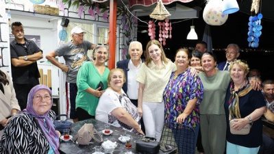 Eşi Seden Bozbey&rsquo;le birlikte vatandaşlarla sohbet edip vakit ge&ccedil;iren&nbsp;Başkan Bozbey,