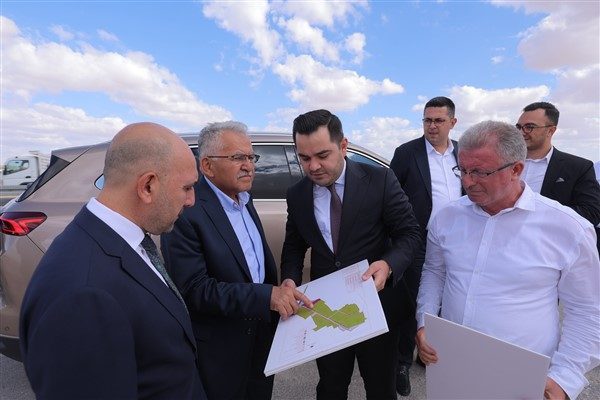 Sera Organize Tarım B&ouml;lgesi&rsquo;ndeki incelemelerinin ardından a&ccedil;ıklamalarda bulunan Kayseri B&uuml;y&uuml;kşehir