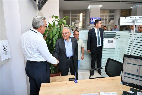 Ziyaret kapsamında abone servisi &ccedil;alışanlarına kolaylıklar dileyen B&uuml;y&uuml;kkılı&ccedil;, işlem yapan