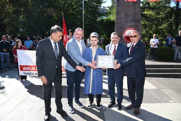 Etkinlik, Atat&uuml;rk Anıtı&rsquo;na &ccedil;elenk sunma, saygı duruşu ve İstiklal Marşı