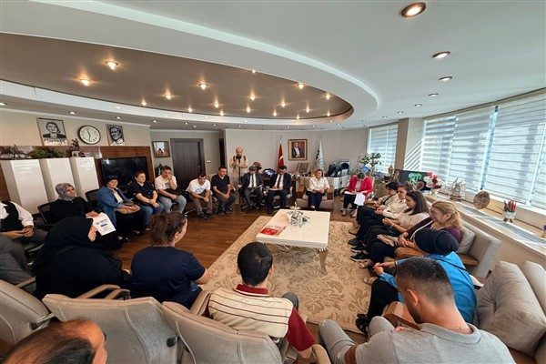 İzmit Belediye Başkanı Fatma Kaplan H&uuml;rriyet, vatandaşlarla doğrudan iletişim kurduğu