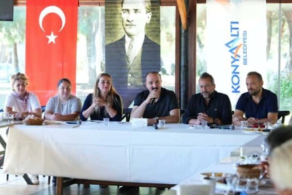 &nbsp; Konyaaltı Belediye Başkanı Cem Kotan, Konyaaltı Muhtarlar Derneği&rsquo;nin d&uuml;zenlediği