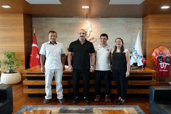 Konyaaltı Belediye Başkanı Cem Kotan, Down sendromlu milli y&uuml;z&uuml;c&uuml; Alperen