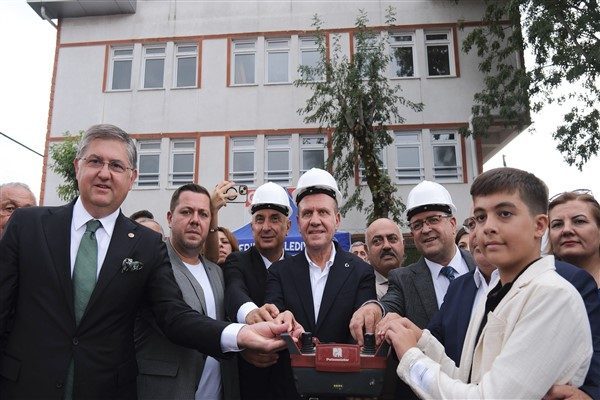 Karam&uuml;rsel Belediyesi&rsquo;ni ziyaret ederek, Başkan Ahmet &Ccedil;alık ile bir araya