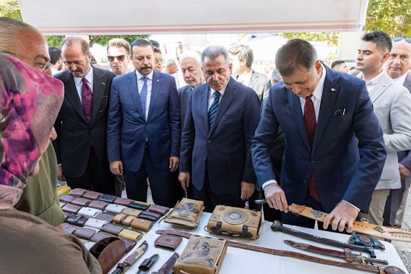 38. Ahilik Haftası kapsamında Konak Atat&uuml;rk Meydanı&rsquo;nda d&uuml;zenlenen İzmir Esnaf