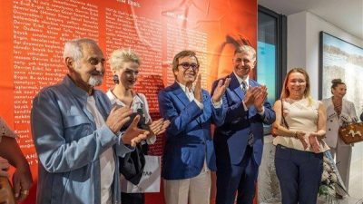 İzmir B&uuml;y&uuml;kşehir Belediye Başkanı Tugay, d&uuml;nya &ccedil;apında tanınan ressam Devrim