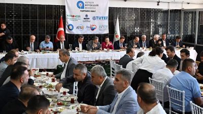 Antalya B&uuml;y&uuml;kşehir Belediyesi Merkez Toptancı Hali&rsquo;nde Antalya Valisi Hulusi Şahin,