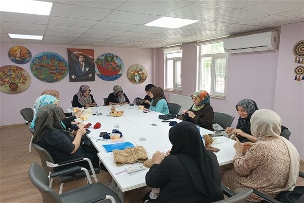 Merkezde El Sanatları Kursu, d&uuml;zenleniyor. Kurs kapsamında; &ouml;rg&uuml; teknikleri, takı