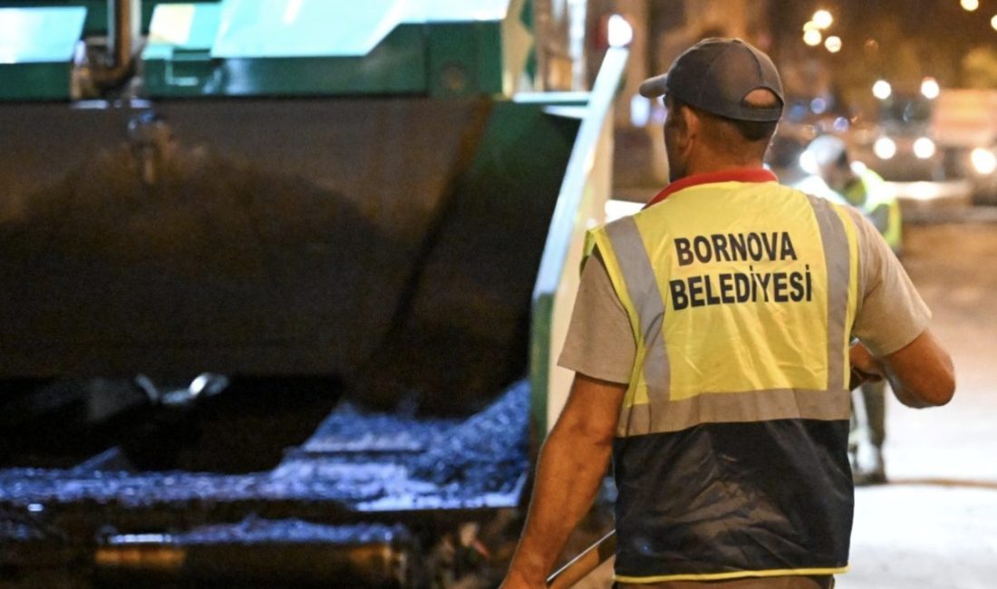Bornova Belediyes tarafındani, Mustafa Kemal Caddesi&rsquo;nde d&uuml;zenleme &ccedil;alışmalarına gece mesaisinde