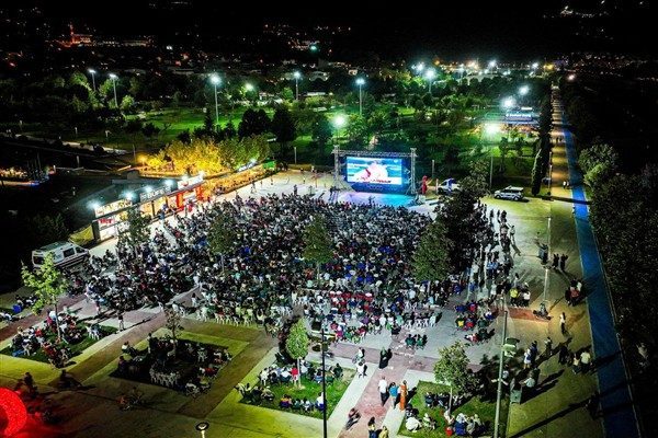 Ma&ccedil; &ouml;ncesi parkı dolduran binlerce vatandaş, ellerindeki T&uuml;rk bayraklarıyla alanı