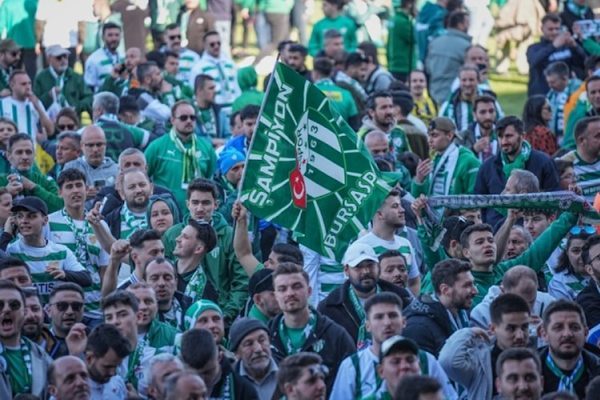 Bursaspor'dan taraftarın yoğun ilgisi y&ouml;netimin kombine kararını g&ouml;zden ge&ccedil;irmesini sağladı.