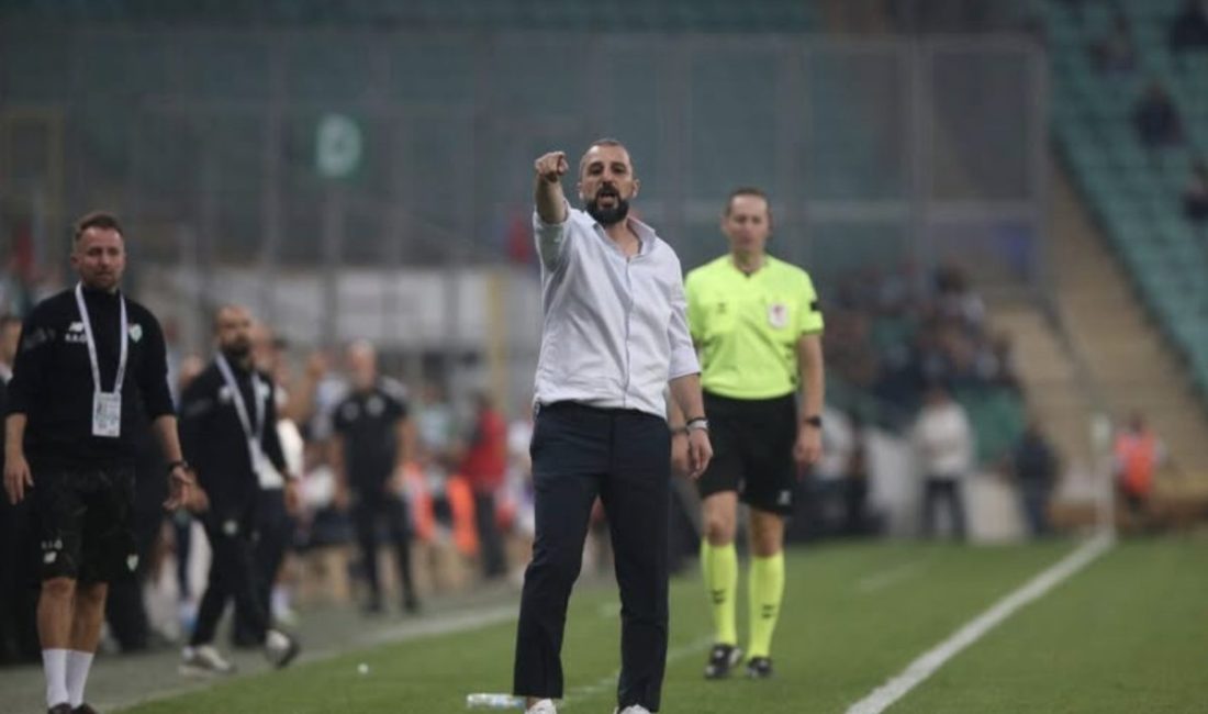 Bursaspor Teknik Direkt&ouml;r&uuml; &Ccedil;ağlayan, pazar akşamı sahalarında karşılaşacakları Isparta 32