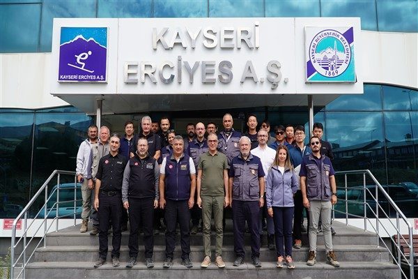 Başkanlık toplantı salonunda ger&ccedil;ekleşen ziyaretten duyduğu memnuniyeti dile getiren Başkan