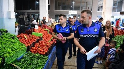 &Ccedil;ayırova Belediyesi Zabıta M&uuml;d&uuml;rl&uuml;ğ&uuml; ekipleri semt pazarlarını denetliyor. Denetim esnasında