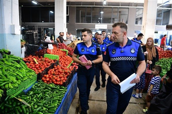 &Ccedil;ayırova Belediyesi Zabıta M&uuml;d&uuml;rl&uuml;ğ&uuml; ekipleri semt pazarlarını denetliyor. Denetim esnasında