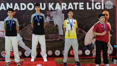 &Ccedil;ayırova Belediyesi Eğitim Spor Kul&uuml;b&uuml; karate branşı sporcuları, İstanbul&rsquo;da d&uuml;zenlenen