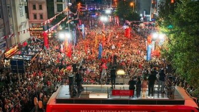 Cumhuriyet Halk Partisi (CHP) Genel Başkanı &Ouml;zg&uuml;r &Ouml;zel, İstanbul Bah&ccedil;elievler&rsquo;de
