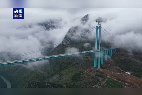 &Ccedil;in'in Guizhou eyaletinde inşa edilen Huajiang Kanyon K&ouml;pr&uuml;s&uuml;&zwnj; bug&uuml;n hizmete