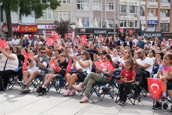 G&uuml;nd&uuml;z saatlerinde başlayan milli ma&ccedil; heyecanı, meydanı dolduran &Ccedil;orlulu sporseverlerle