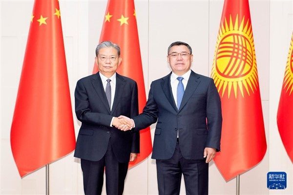 Başkent Bişkek&rsquo;te ger&ccedil;ekleşen temaslarda Zhao, Kırgızistan Cumhurbaşkanı Sadır Caparov ve