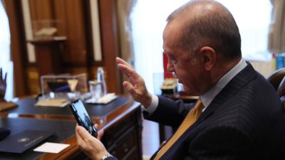 Cumhurbaşkanı Recep Tayyip Erdoğan, m&uuml;sabakanın ardından Gen&ccedil;lik ve Spor Bakanı