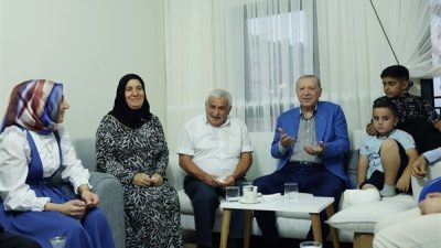 Cumhurbaşkanı Recep Tayyip Erdoğan, deprem b&ouml;lgesinde tamamlanan 300 bininci konutun