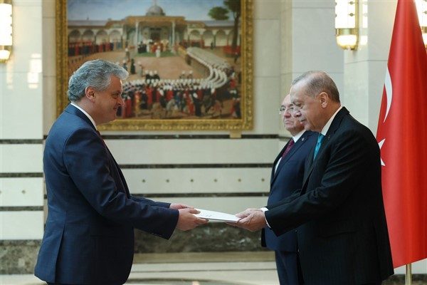 G&ouml;r&uuml;şme kapsamında B&uuml;y&uuml;kel&ccedil;i Serebrian, Cumhurbaşkanı Erdoğan&rsquo;a g&uuml;ven mektubunu sundu. Kabul