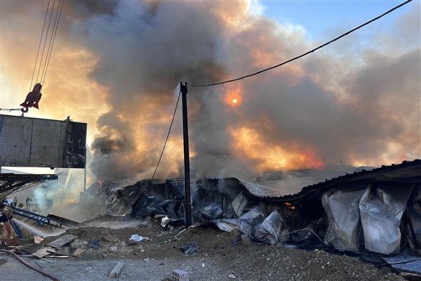Kısa s&uuml;rede b&uuml;y&uuml;yen yangına itfaiye ve ilgili birimler m&uuml;dahale etti.