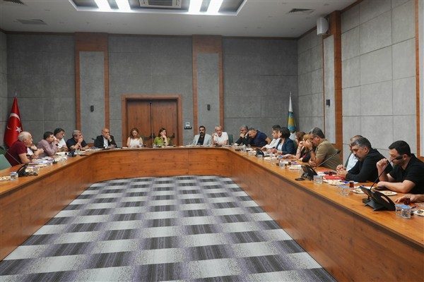 Amed K&uuml;lt&uuml;r ve Kongre Merkezi&rsquo;nde d&uuml;zenlenen toplantıda konuşan B&uuml;y&uuml;kşehir Belediyesi