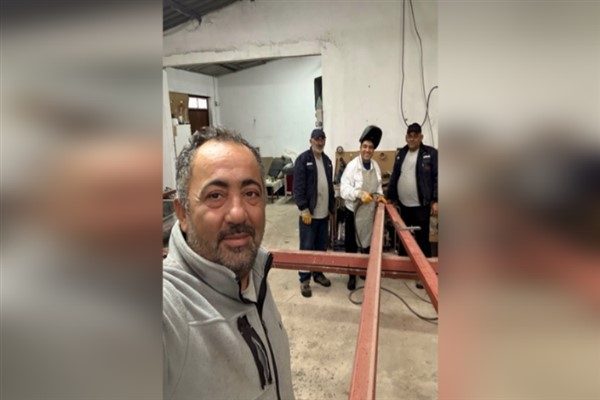 Seskır, ziyaret ettiği iş&ccedil;ilere yardım kolileri ve destek paketleri dağıtarak
